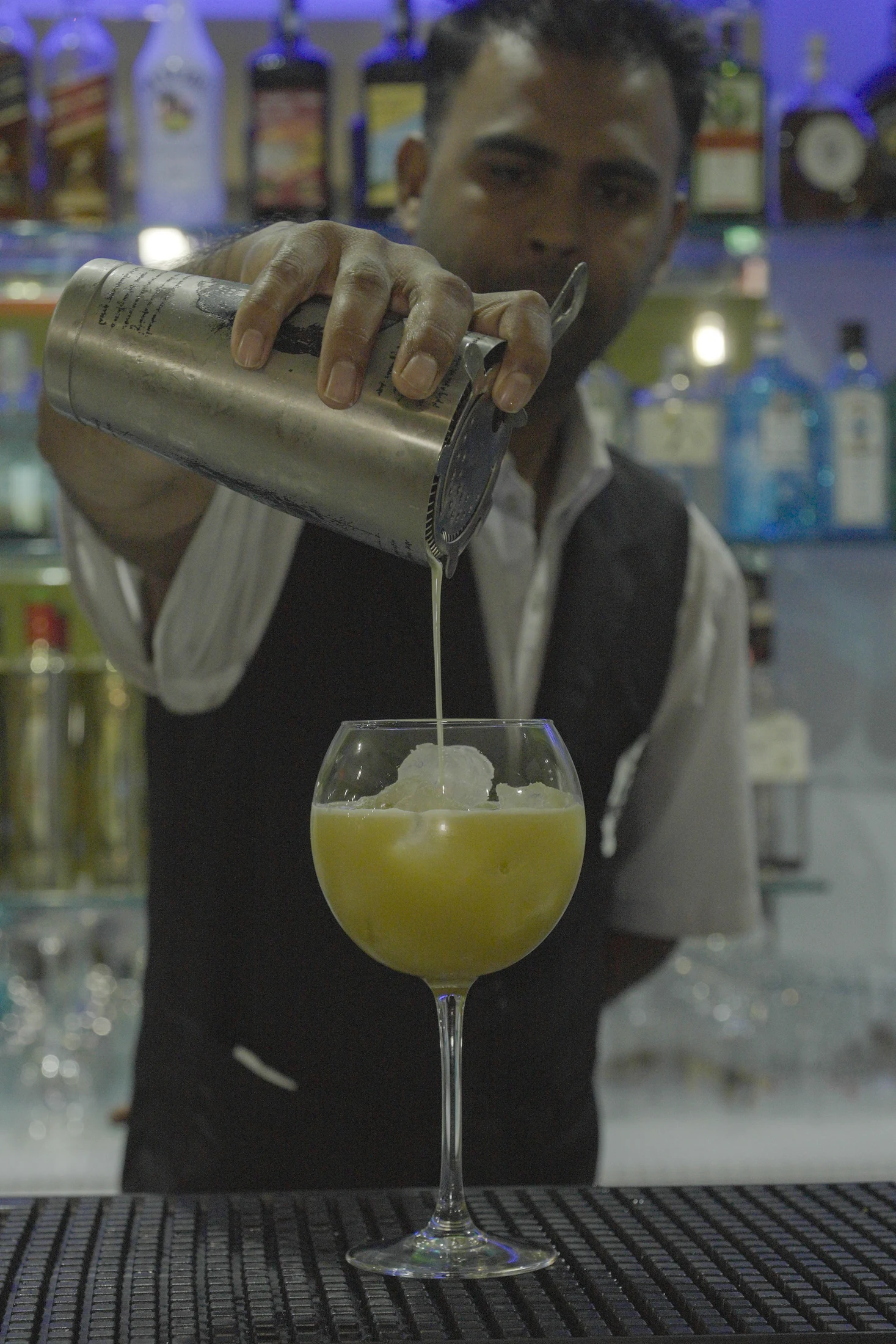 Il bartender prepara un cocktail