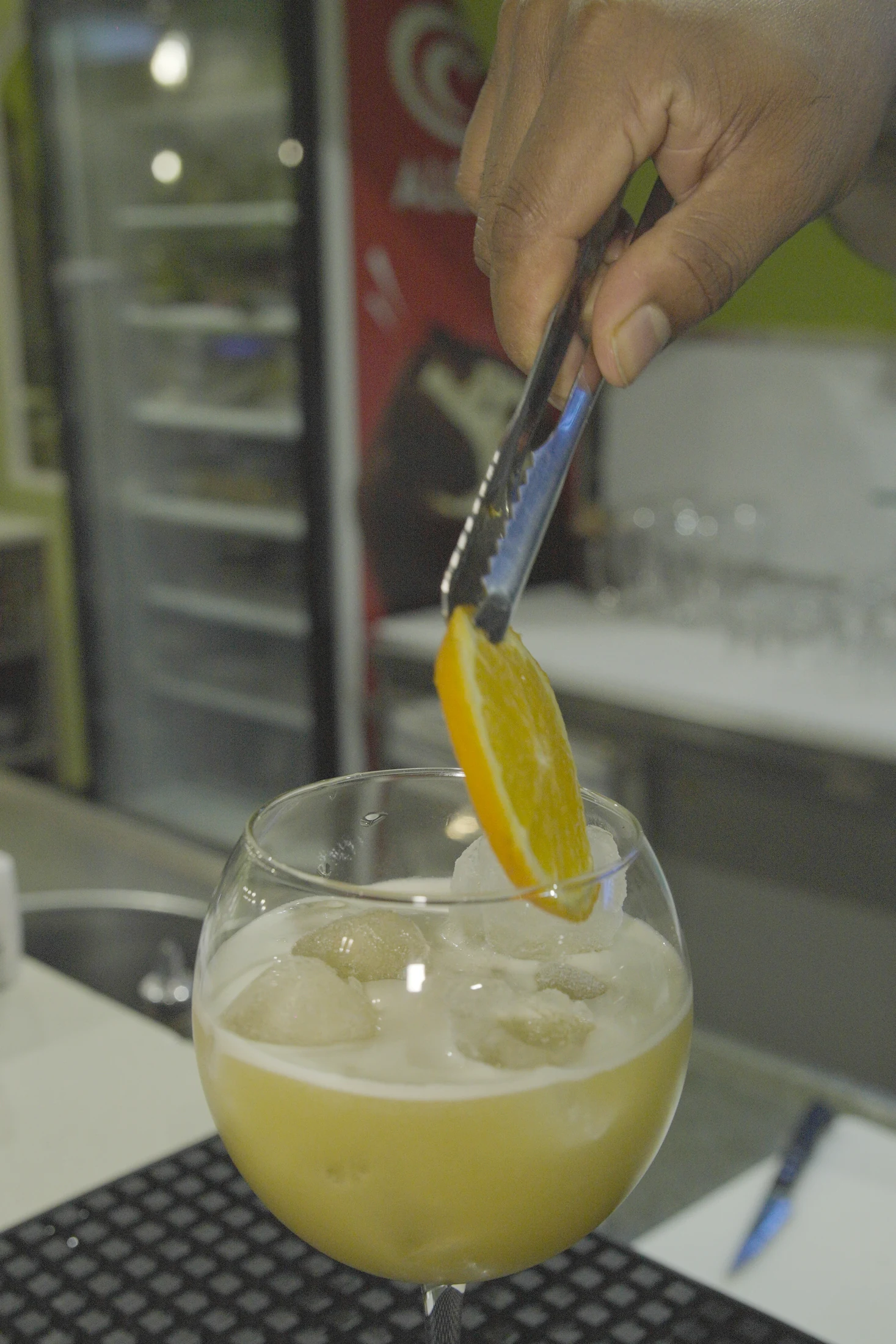 Guarnizione del cocktail al bancone
