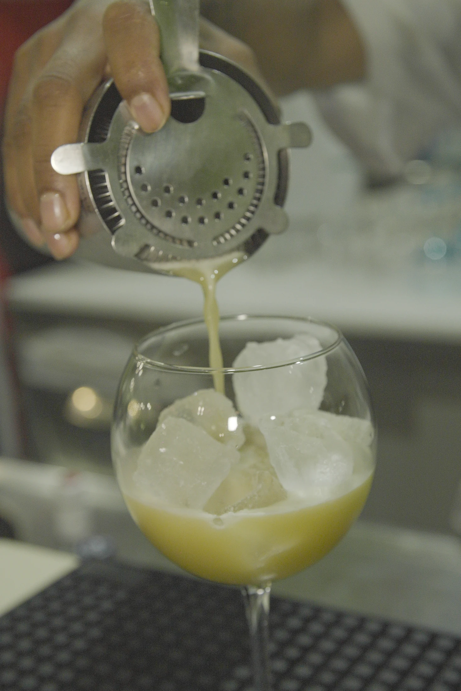 Il cocktail viene versato nel bicchiere